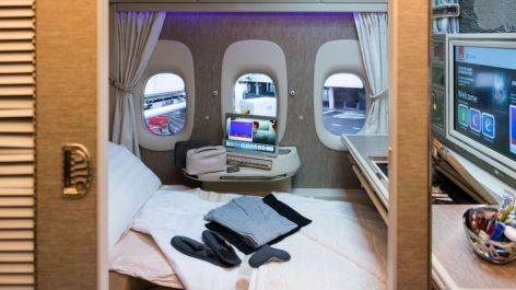 JAL vai deixar de emitir passagens com milhas na Primeira Classe da Emirates