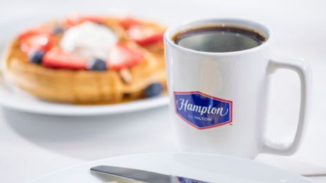 Hilton prorroga até o final de 2022 os vouchers que substituem o benefício do café da manhã grátis em hotéis nos EUA