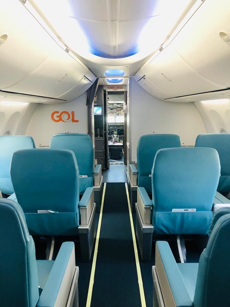 Como é voar na classe econômica da GOL no avião 737-800 de