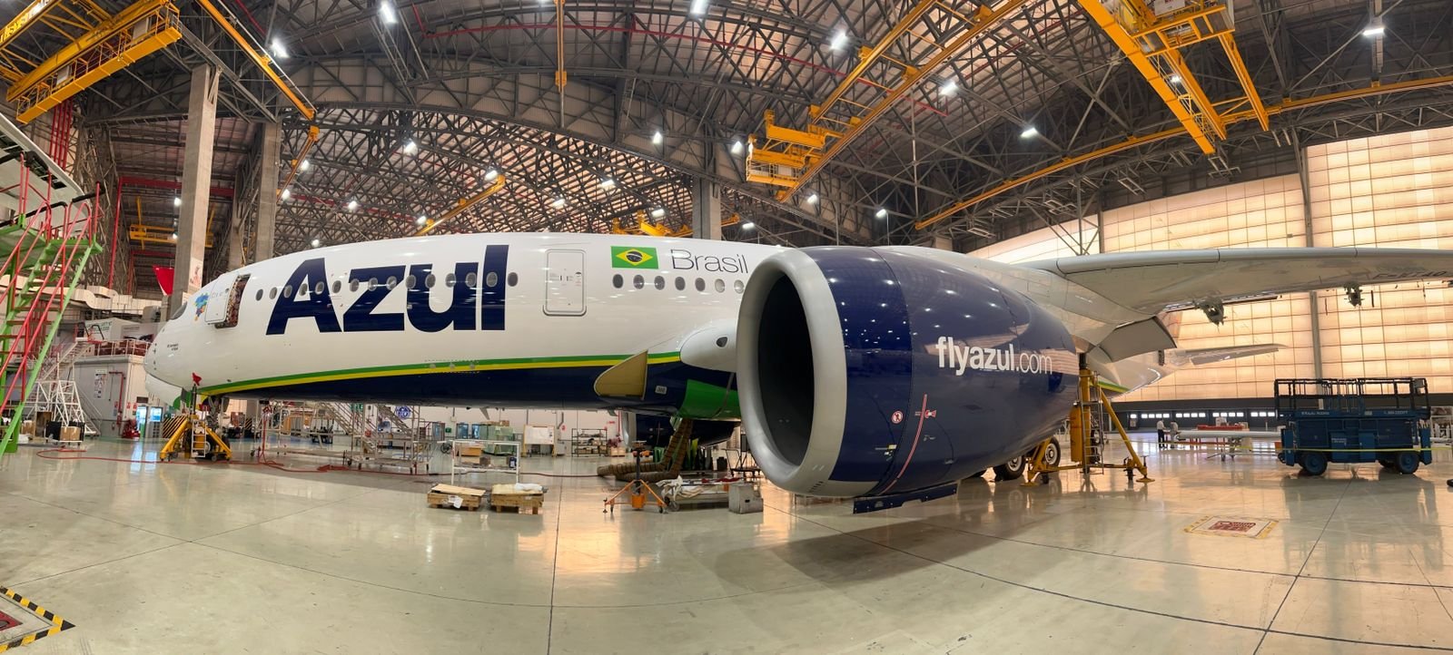 Aterrissa em solo brasileiro o maior avião da história da Azul: o Airbus  A350XWB